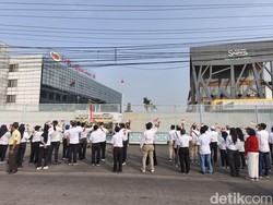 Eks Buruh Sritex Upacara 17 Agustus di Depan Pabrik, Harap Pesangon Dibayarkan