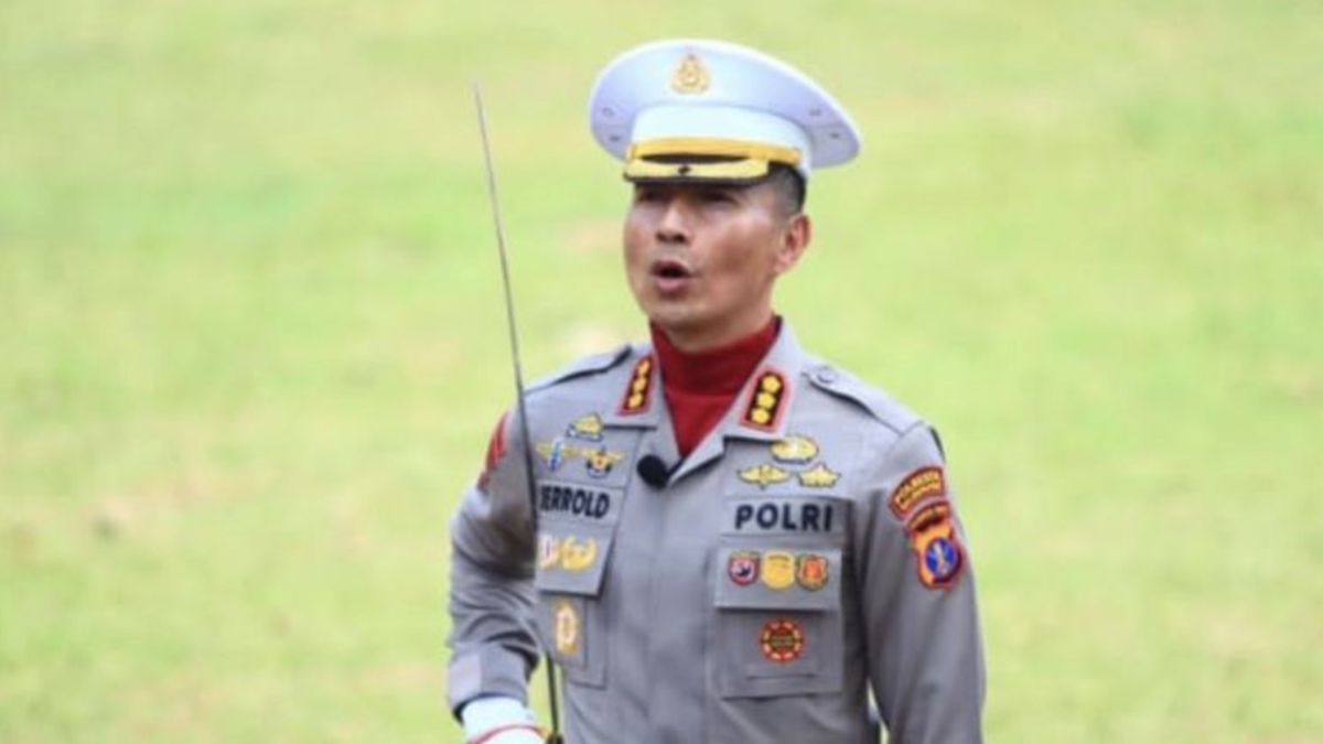 Profil Kombes Pol Jerrold Kumontoy, Komandan Upacara Penurunan Bendera
