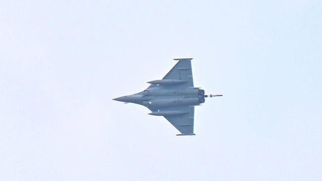 Pesawat jet tempur Rafale dari TNI AU bermanuver usai Upacara Peringatan Detik-Detik Proklamasi Kemerdekaan ke-81 Republik Indonesia di Istana Merdeka, Jakarta, Senin (17/8/2026). HUT Kemerdekaan Ke-81 RI tersebut mengangkat tema 
