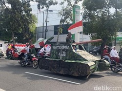 Semarak HUT Ke-81 RI, Warga Medan Konvoi Bawa Replika Alutsista