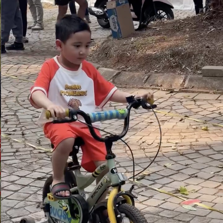 <p>Rayyanza anak Raffi Ahmad dan Nagita Slavina tak ketinggalan. Bocah yang terkenal disapa Cipung ini ikut memeriahkan HUT RI dengan menaiki sepeda dengan mengenakan kostum merah putih. Ayo semangat Rayyanza! (Foto: Instagram @raffinagita1717)</p>