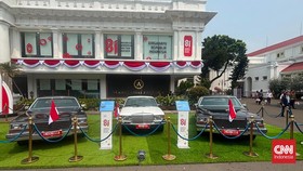 Istana Kepresidenan RI memamerkan deretan mobil kepresidenan klasik yang pernah digunakan para Presiden RI terdahulu di Kompleks Istana Kepresidenan Jakarta saat peringatan HUT ke-81 Kemerdekaan RI, Senin (17/8).