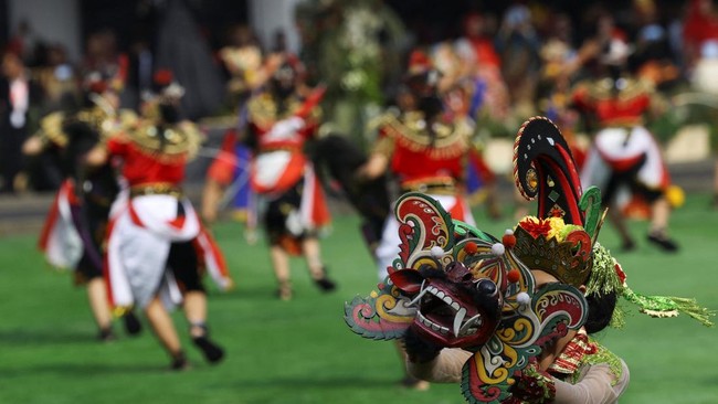 A dancer performs during a ceremony marking the country's 81st Independence Day, at the Presidential Palace in Jakarta, Indonesia, August 17, 2026. REUTERS/Ajeng Dinar Ulfiana