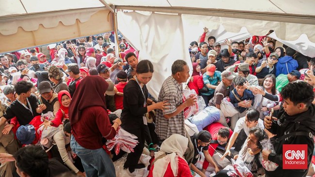 Sejumlah warga menghadiri perayaan HUT ke-81 RI di area Monas, Jakarta, Senin (17/8). (CNN Indonesia/Febria Adha L)