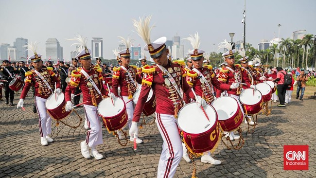Sejumlah warga menghadiri perayaan HUT ke-81 RI di area Monas, Jakarta, Senin (17/8). (CNN Indonesia/Febria Adha L)