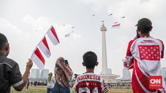 Sejumlah warga menghadiri perayaan HUT ke-81 RI di area Monas, Jakarta, Senin (17/8). (CNN Indonesia/Febria Adha L)