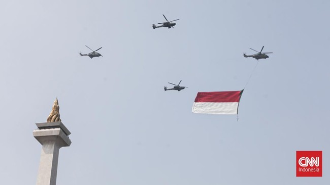 Sejumlah warga menghadiri perayaan HUT ke-81 RI di area Monas, Jakarta, Senin (17/8). (CNN Indonesia/Febria Adha L)