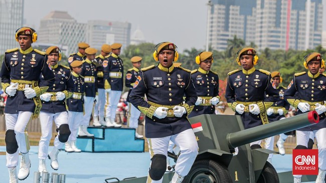 Sejumlah warga menghadiri perayaan HUT ke-81 RI di area Monas, Jakarta, Senin (17/8). (CNN Indonesia/Febria Adha L)
