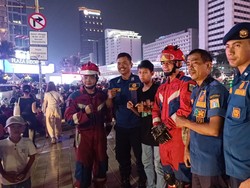 Senangnya Warga Usai Hp-nya Diselamatkan Damkar dari Gorong-gorong HI