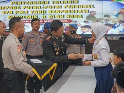 SPN Polda Metro Berikan Bantuan Pendidikan kepada 33 Pelajar di HUT ke-81 RI