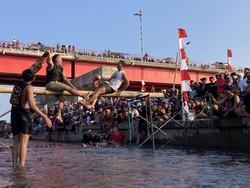 Lomba Gebuk Bantal di Tukad Unda Bikin Ngakak