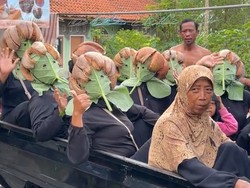 Kocak! Viral Gaya Emak-emak Pakai Topeng Daun Talas Saat Karnaval HUT RI