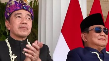 Presiden RI Prabowo Subianto duduk diapit Wapres RI Gibran Rakabuming Raka dan Presiden ke-7 RI Joko Widodo saat menyaksikan penampilan pesawat tempur TNI Angkatan Udara.
