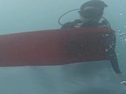 Basarnas Bengkulu Kibarkan Merah Putih di Dasar Laut Pulau Tikus