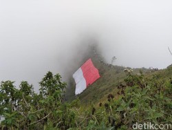 Kabut Warnai Pembentangan Bendera Merah Putih Raksasa di Gunung Andong