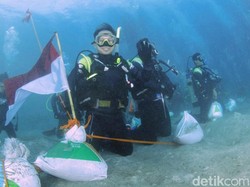 2 WN Prancis Ikut Kibarkan Merah Putih di Dasar Laut Situbondo
