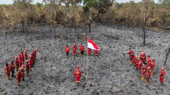 Foto udara sejumlah personel Manggala Agni Daops Sumatera XIV-Banyuasin, Daops Sumatera XII-Muara Tebo, Daops Sumatera XIII-Sarolangon mengikuti upacara HUT Kemerdekaan ke-81 Republik Indonesia di lokasi Kebakaran Hutan dan Lahan (Karhutla) di Desa S