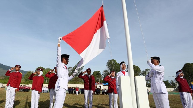 Pelajar Sekolah Rakyat Terintegrasi 3 Aceh Besar mengikuti upacara pengibaran bendera Merah Putih di Aceh Besar, Aceh, Senin (17/8/2026). Sebanyak 427 siswa Sekolah Rakyat Terintegrasi 3 Aceh Besar jenjang SD, SMP, dan SMA mengikuti upacara pengibara