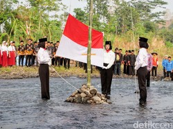 Upacara di Sungai Jadi Cara Warga Ponorogo Abadikan Jembatan Bersejarah