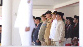 Sejumlah jajaran menteri Kabinet Merah Putih Presiden RI Prabowo Subianto serta kepala lembaga mengikuti upacara Peringatan Hari Ulang Tahun (HUT) Kemerdekaan Republik Indonesia ke-81 di lokasi terdampak bencana gempa bumi, tepatnya di Lapangan Motan