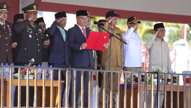 Sejumlah jajaran menteri Kabinet Merah Putih Presiden RI Prabowo Subianto serta kepala lembaga mengikuti upacara Peringatan Hari Ulang Tahun (HUT) Kemerdekaan Republik Indonesia ke-81 di lokasi terdampak bencana gempa bumi, tepatnya di Lapangan Motan