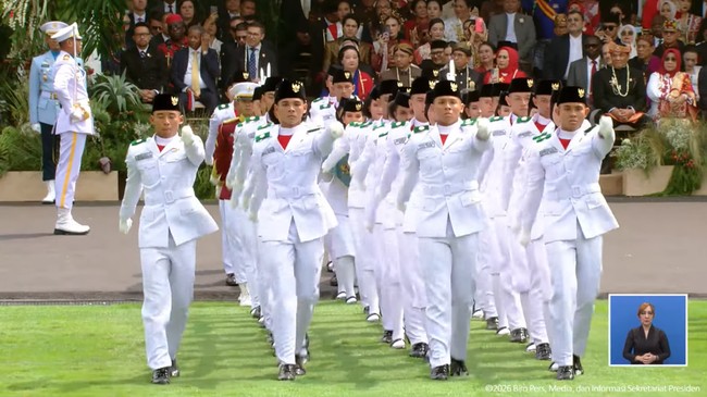 Tim Paskibraka 'Indonesia Berdaulat' mendapatkan tepuk tangan meriah dari hadirin usai mengibarkan bendera Merah Putih di Upacara HUT RI.