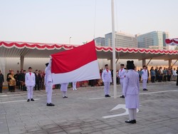 Warna-warni Pakaian Adat hingga Songket Meriahkan Upacara HUT RI di Abu Dhabi