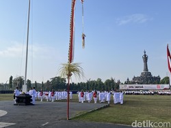 Turis Asing Ikut Khidmat Saksikan Upacara HUT RI di Denpasar Bali