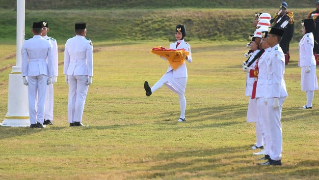 Tim Delapan Pengibar Bendera bersiap mengibarkan bendera saat upacara peringatan HUT Kemerdekaan ke-81 RI di Lapangan Plaza Seremoni, Ibu Kota Nusantara, Kalimantan Timur, Senin (17/8/2026). Upacara peringatan HUT Kemerdekaan ke-81 RI yang mengusung