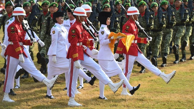 Tim Delapan Pengibar Bendera membawa bendera saat upacara peringatan HUT Kemerdekaan ke-81 RI di Lapangan Plaza Seremoni, Ibu Kota Nusantara, Kalimantan Timur, Senin (17/8/2026). Upacara peringatan HUT Kemerdekaan ke-81 RI yang mengusung tema Indones