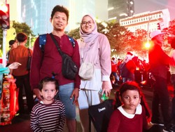Antusias Warga Nonton Karnaval HUT RI di Patung Kuda, Ada yang Bawa Kursi Lipat