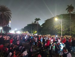 Warga Ramai-ramai Padati Kawasan Monas di Perayaan Malam Merdeka