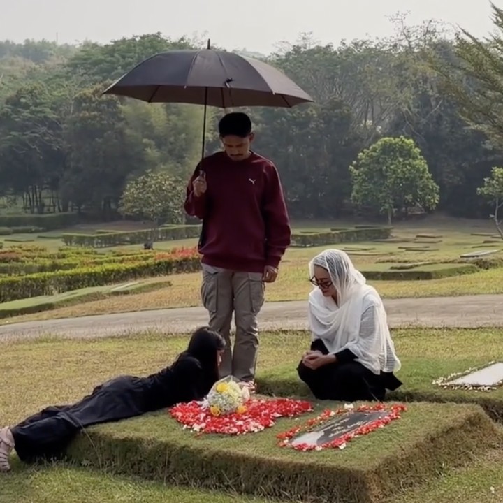 <p>Ririn ikut mendoakan mendiang mantan suaminya, Ferry di samping makam. Kehadiran Ibnu Jamil di momen tersebut membuat potret keluarga ini terlihat begitu adem ya, Bunda. (Foto: Instagram @ibnujamilo)</p>