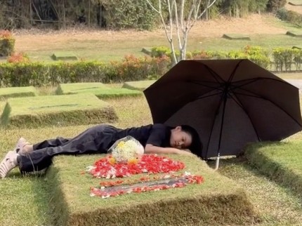 Momen Yaya Anak Ririn Ekawati Kunjungi Makam Mendiang Ayah Ditemani Ibnu Jamil