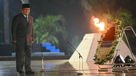 Presiden Prabowo Subianto berjalan usai meletakkan karangan bunga saat memimpin Ziarah Nasional dan Renungan Suci di Taman Makam Pahlawan (TMP) Kalibata, Jakarta, Minggu (16/8/2026). Kegiatan yang digelar sebagai rangkaian perayaan HUT ke-81 Kemerdek
