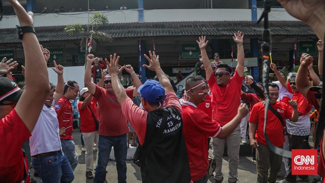 Adu Kuat Tarik Bus di Terminal Kampung Rambutan