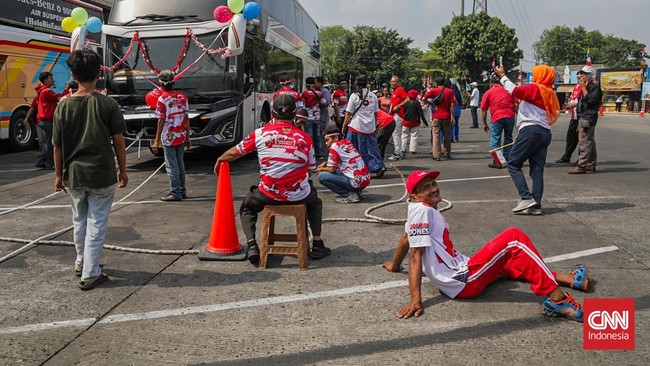 Adu Kuat Tarik Bus di Terminal Kampung Rambutan