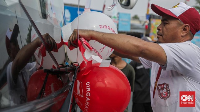 Adu Kuat Tarik Bus di Terminal Kampung Rambutan