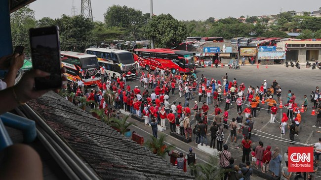 Adu Kuat Tarik Bus di Terminal Kampung Rambutan
