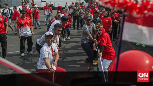 Adu Kuat Tarik Bus di Terminal Kampung Rambutan