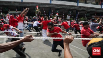 Adu Kuat Tarik Bus di Terminal Kampung Rambutan