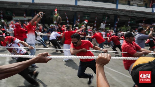 Adu Kuat Tarik Bus di Terminal Kampung Rambutan