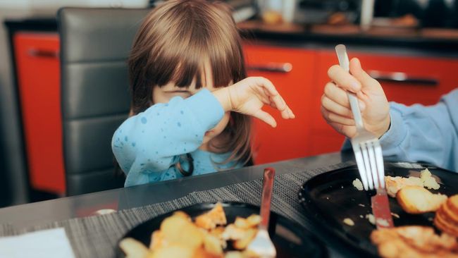 Punya anak yang picky eater tentu bikin orang tua repot. Namun jangan khawatir, ada sejumlah solusi agar anak mau lebih luwes dalam memilih makanannya.