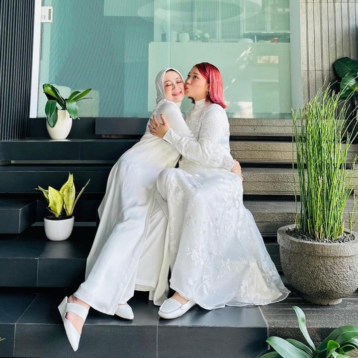 <p>Atalia tak lupa menyisipkan doanya untuk sang putri yang berulang tahun. Perempuan 52 tahun ini berharap putrinya bisa tumbuh menjadi perempuan yang kuat dan bahagia. "Apa pun yang nanti kamu temukan dalam perjalanan hidupmu, akan selalu ada cinta dan doa mamah yang selalu menyertai..Selamat bertambah usia, Zara. Tumbuhlah menjadi perempuan yang bahagia, kuat, lembut, takwa dan selalu tahu bahwa dirimu berharga. <em>Love you</em>, Zara. Always," tulis Atalia. (Foto: Instagram @ataliapr)</p>