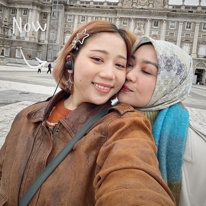 <p>Menurut Atalia, Zara kini tumbuh menjadi perempuan yang sudah memiliki dunianya sendiri untuk dijelajahi. Zara bahkan sudah memiliki mimpi yang ingin dikejarnya, Bunda. "Sekarang, Zara sudah tumbuh menjadi perempuan dengan langkahnya sendiri. Punya mimpi yang ingin dikejar, punya dunia yang ingin dijelajahi, dan punya hati yang perlahan belajar memahami hidup," ungkap Atalia. (Foto: Instagram @ataliapr)</p>