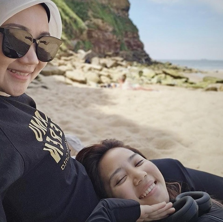 <p>Politikus dan anggota DPR RI Atalia Praratya membagikan momen terbaru kebersamaan dengan putrinya Camillia Laetitia Azzahra atau akrab disapa Zara. Atalia mengunggah potret ini untuk merayakan ulang tahun Zara yang ke-22 tahun pada 17 Agustus 2026. (Foto: Instagram @ataliapr)</p>