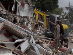 Satpol PP Bongkar Bangunan 3 Lantai Ilegal di Puncak Bogor