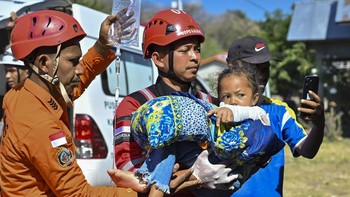 Petugas mengevakuasi korban gempa di Ronting, Lamba Leda, Manggarai Timur, Nusa Tenggara Timur, Selasa (18/8/2026). Basarnas bersama petugas gabungan mengevakuasi sejumlah korban luka menggunakan helikopter ke Labuan Bajo, Manggarai Barat, untuk mend