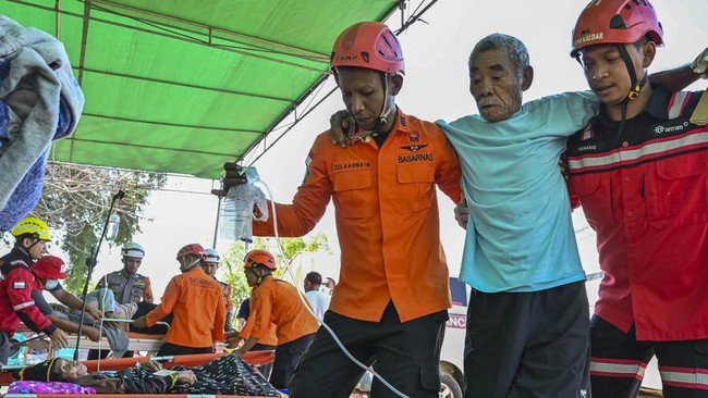 Petugas mengevakuasi korban gempa di Ronting, Lamba Leda, Manggarai Timur, Nusa Tenggara Timur, Selasa (18/8/2026). Basarnas bersama petugas gabungan mengevakuasi sejumlah korban luka menggunakan helikopter ke Labuan Bajo, Manggarai Barat, untuk mend