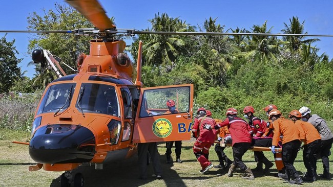 Petugas mengevakuasi korban gempa di Ronting, Lamba Leda, Manggarai Timur, Nusa Tenggara Timur, Selasa (18/8/2026). Basarnas bersama petugas gabungan mengevakuasi sejumlah korban luka menggunakan helikopter ke Labuan Bajo, Manggarai Barat, untuk mend